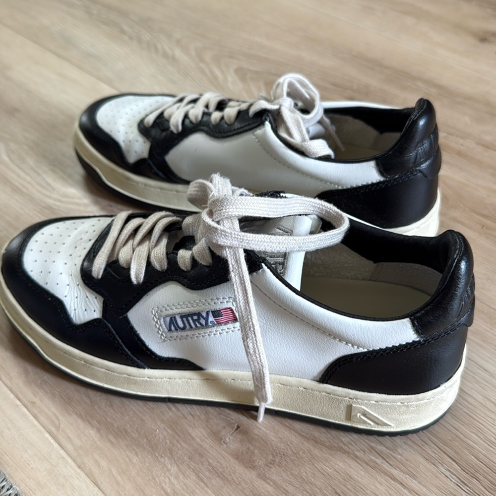 Autry Medalist Low Leather Sneakers